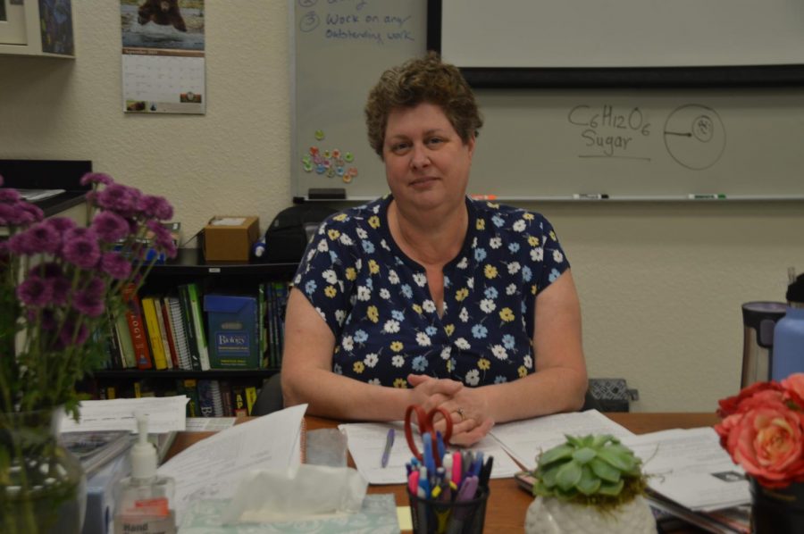 Bailey+poses+at+her+desk+in+MIT%2C+where+she+teaches+biology.